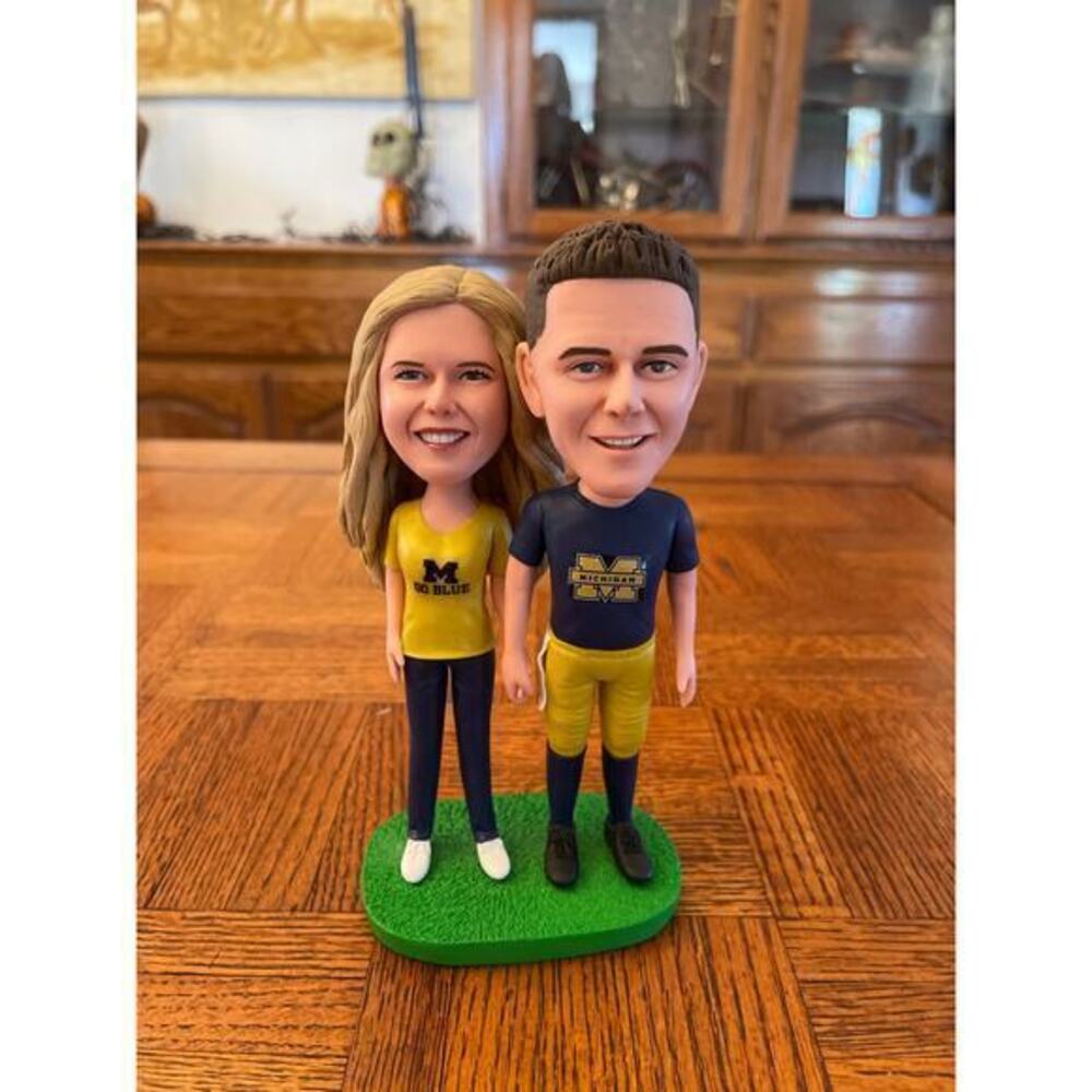 Michigan Fans Couple bobble head stand